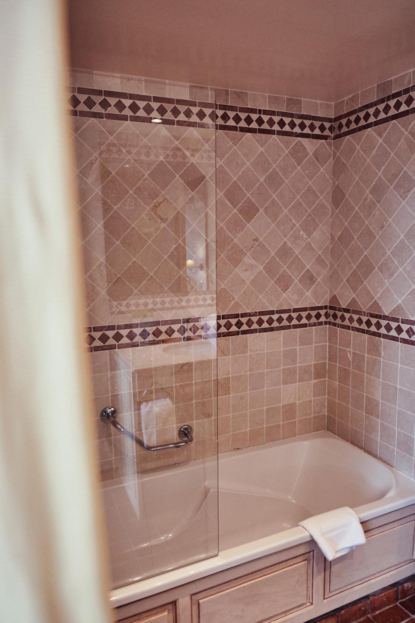 Hostellerie De La Tour D'Auxois Saulieu Bagian luar foto