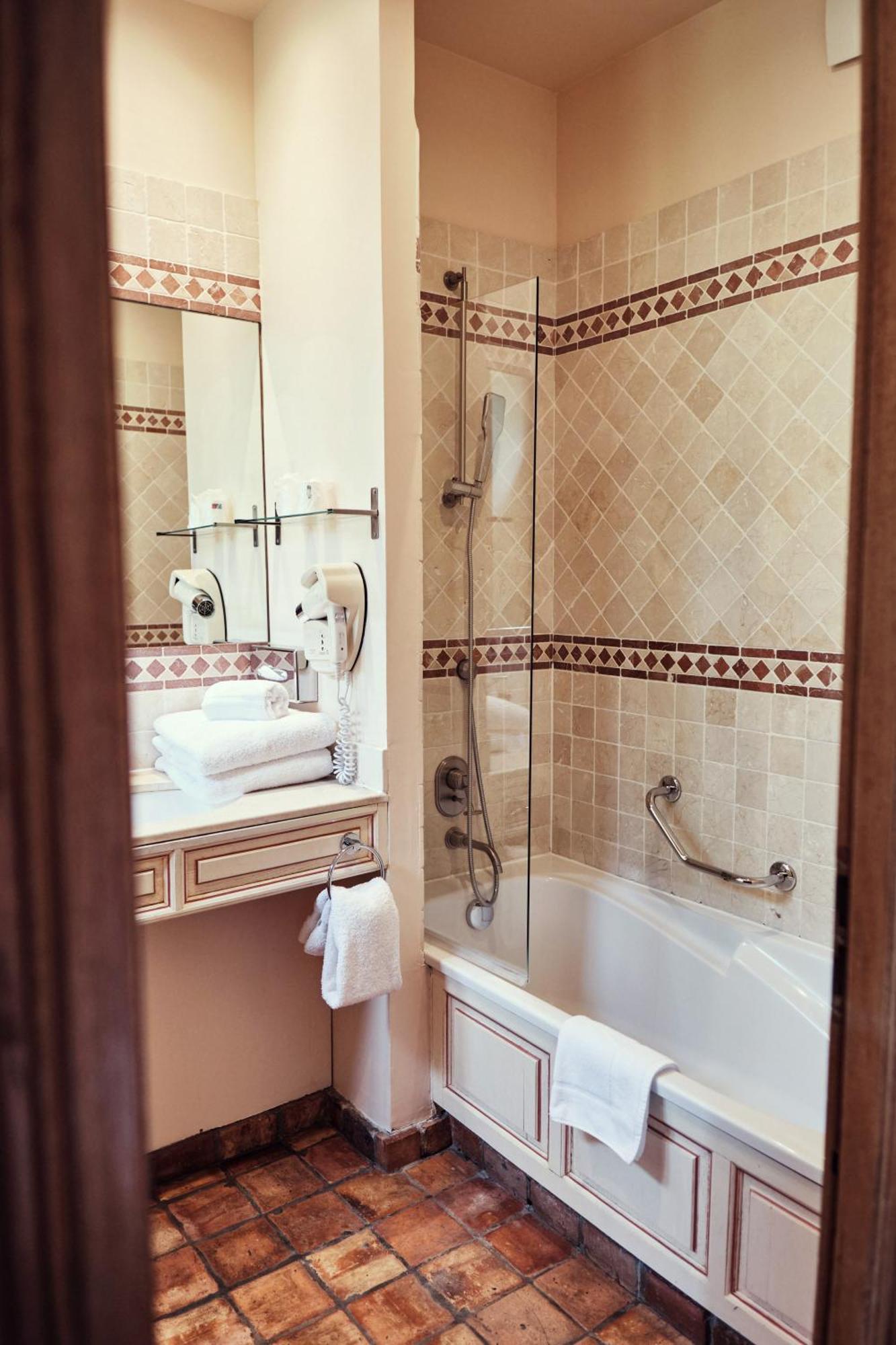 Hostellerie De La Tour D'Auxois Saulieu Bagian luar foto